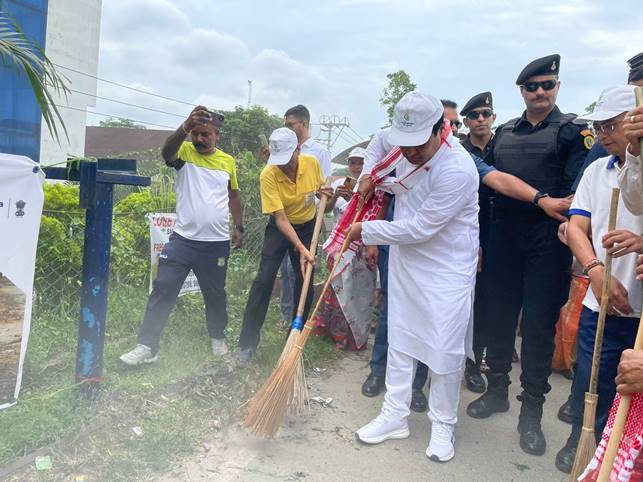 Swachhata takes you closer to God’, Shri Sarbananda Sonowal joins people in the ‘Swachhata Hi Sewa’ drive from Dibrugarh, Assam.